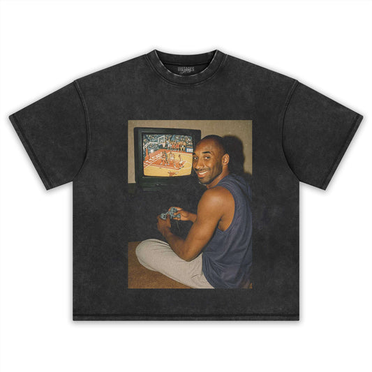 KOBE HAR GLAD TID MED BASKETBALLSPEL TEE