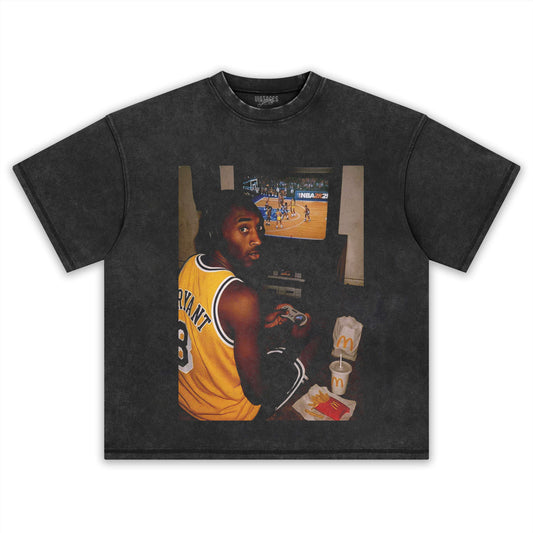 KOBES GLAD TID MED BASKETBALLSPEL V2 TEE