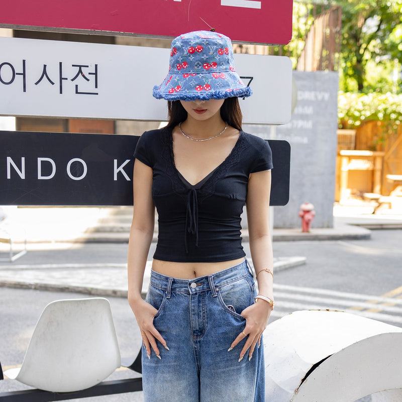 Roztomilý klobouk s třešňovým vzorem, který musí mít módní nadšenci