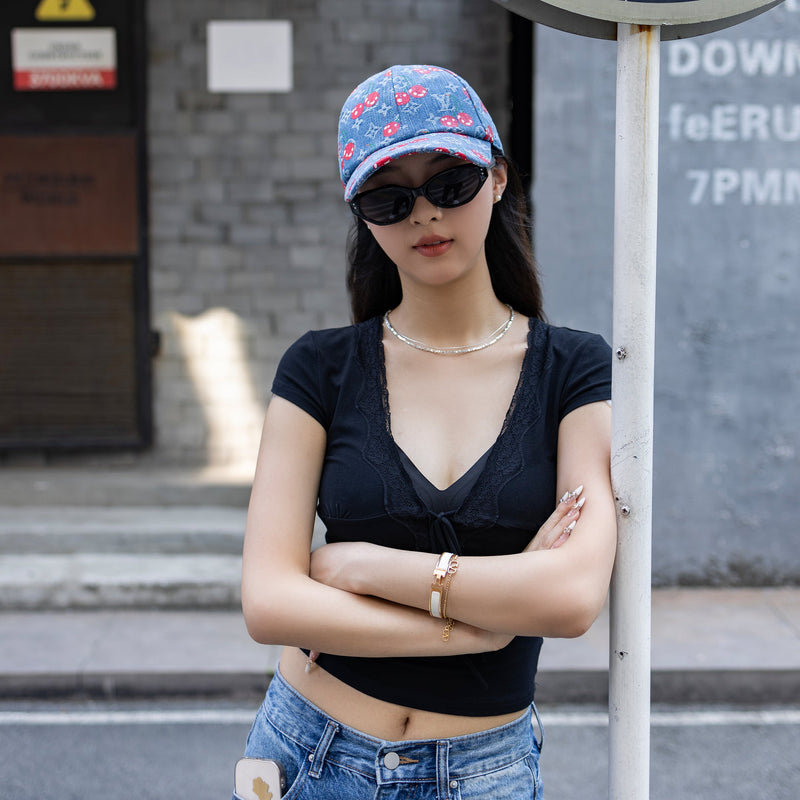 Roztomilý klobouk s třešňovým vzorem, který musí mít módní nadšenci